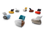 Verschiedene Leolux Sessel PALLONE in bunten Farben aus der Vogelperspektive.