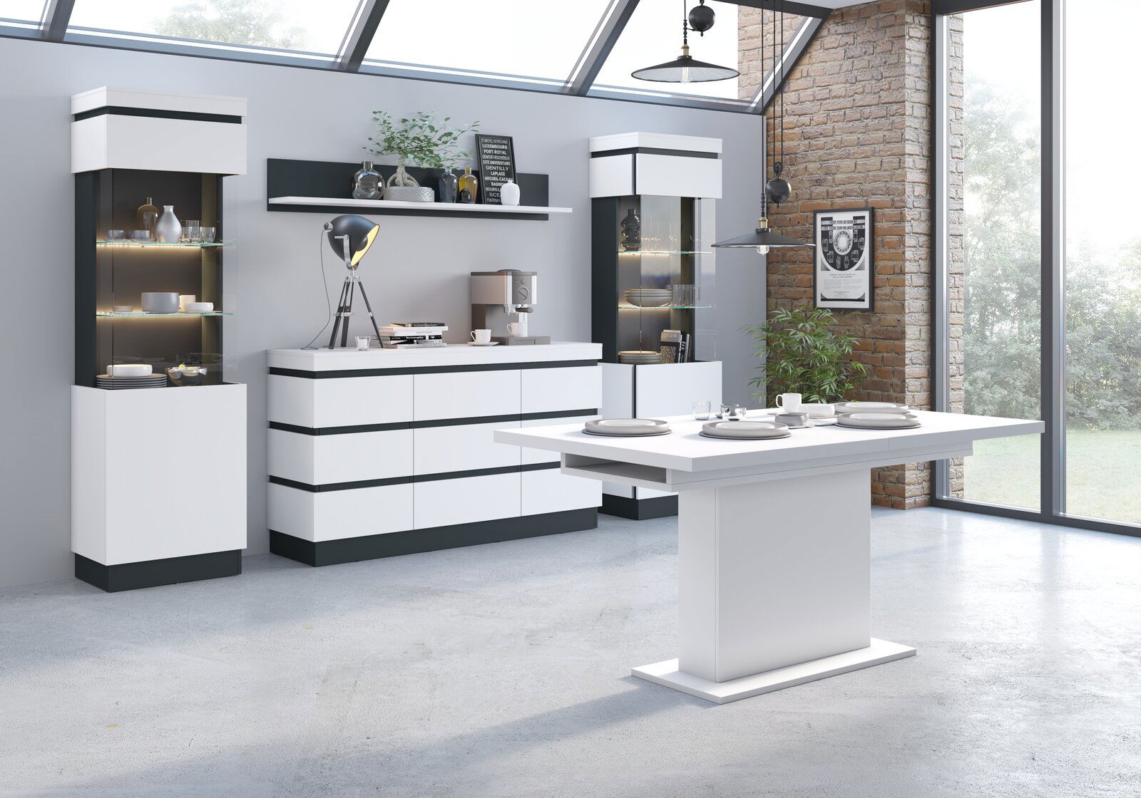 Moderner Essbereich mit weißem Esstisch und Sideboard, umgeben von Vitrinen, aus der Perspektive eines offenen, lichtdurchfluteten Raumes.