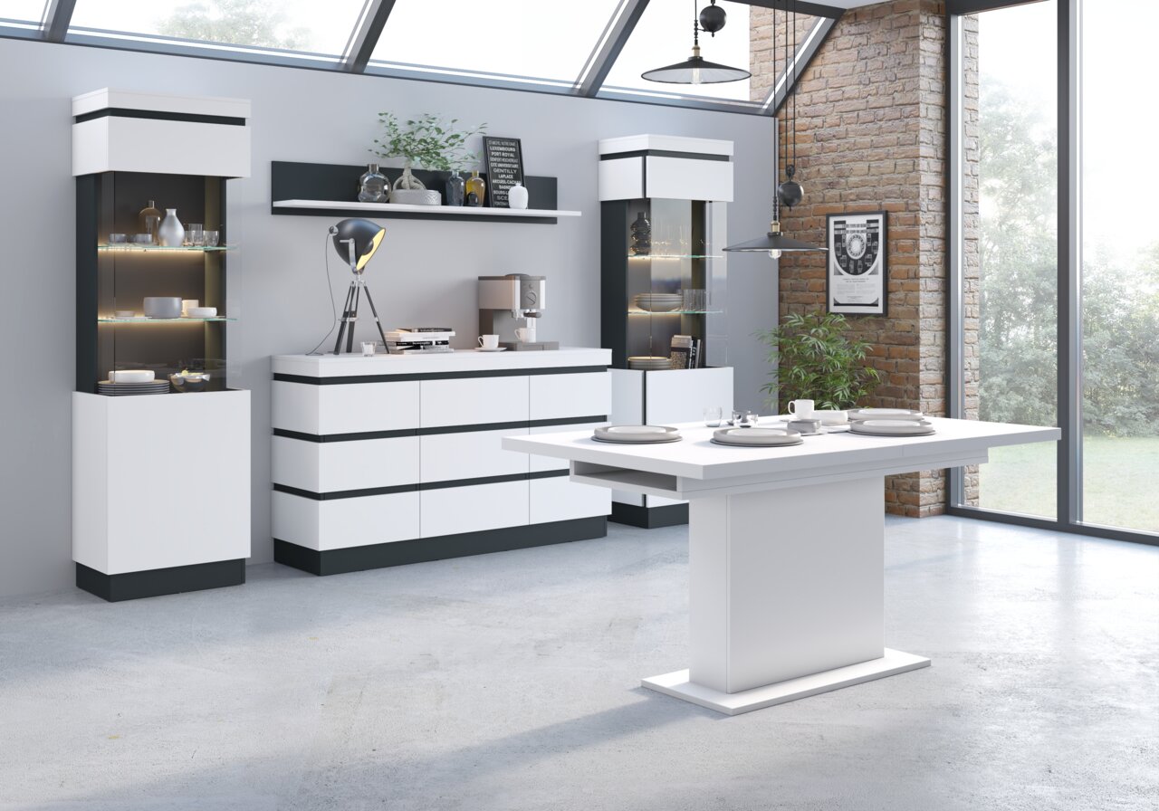 Moderner Essbereich mit weißem Esstisch und Sideboard, umgeben von Vitrinen, aus der Perspektive eines offenen, lichtdurchfluteten Raumes.