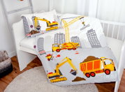 Kinderbettwäsche mit Baustellenmotiv, inklusive Bagger, Kran und Betonmischer, auf einem Kinderbett von schräg oben fotografiert.