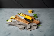 Fleischmesser 16cm VIER STERNE auf einem Holzbrett mit geschnittenem gelbem Gemüse, seitliche Perspektive