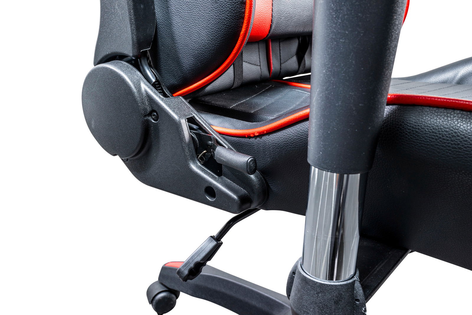 Nahaufnahme eines XORA Gaming Stuhls BETTZY mit schwarzem und rotem Design, seitliche Perspektive auf die Sitzverstellung und Armlehne.