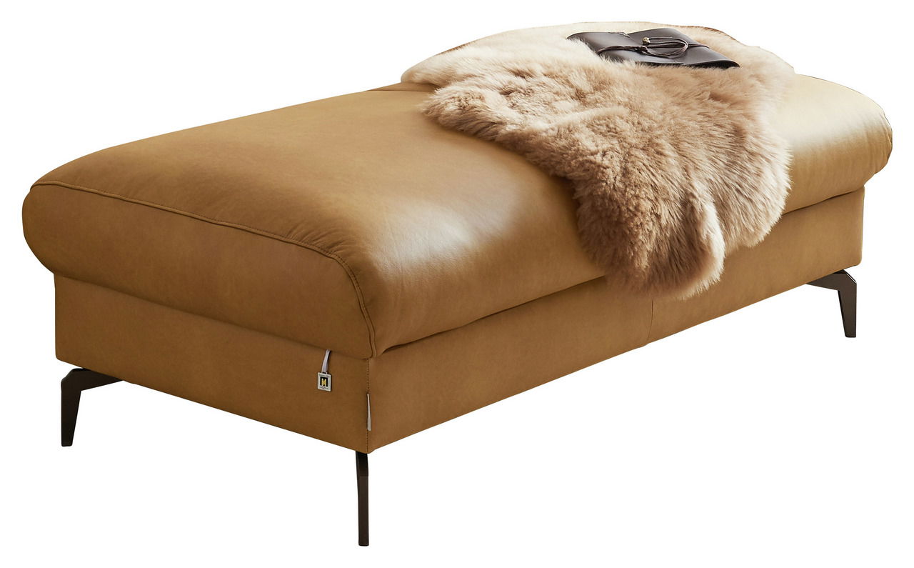 Moderner brauner Hocker mit schwarzem Metallgestell, dekoriert mit einem beigen Fellüberwurf, seitliche Perspektive.