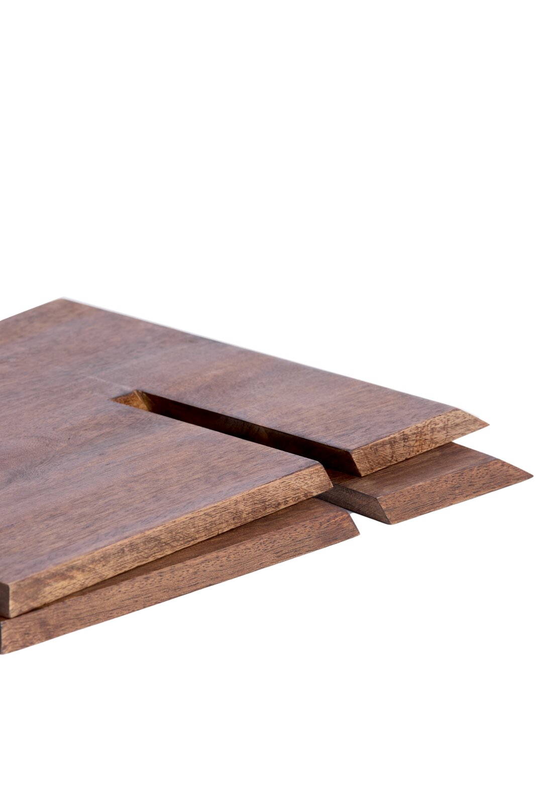 Detailansicht aus schräger Vogelperspektive auf ineinandergreifende dunkelbraune Holzplatten mit natürlicher Maserung vor weißem Hintergrund