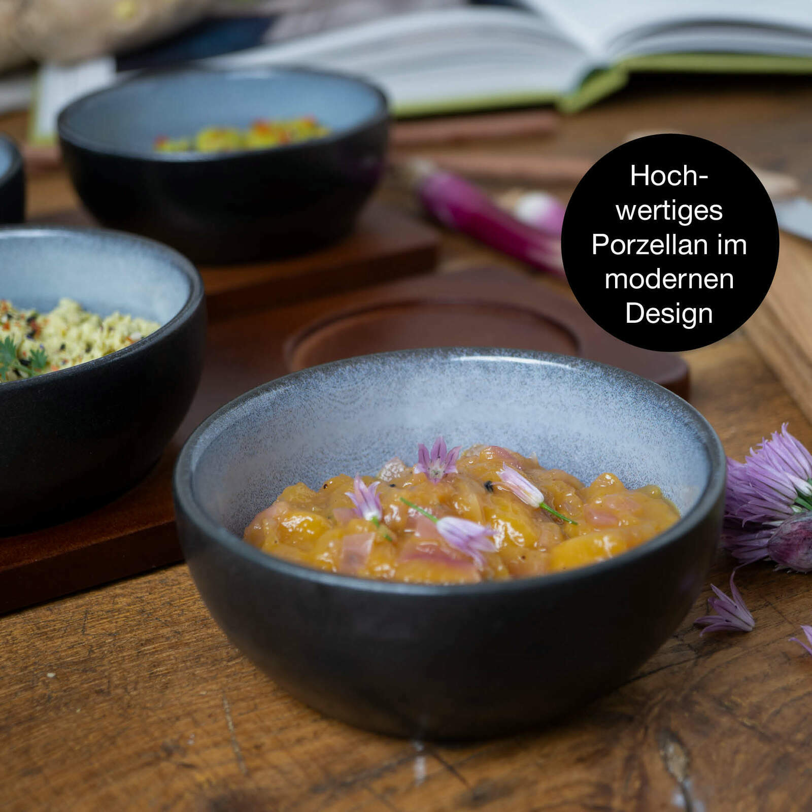 Vorderansicht von blauen Porzellan-Dip-Schalen im modernen Design, gefüllt mit dekorativen Speisen.