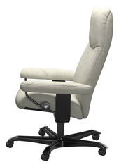 Beiger Chefsessel aus seitlicher Perspektive mit gepolsterter Rückenlehne und Armlehnen, auf einem schwarzen Drehkreuz mit Rollen.