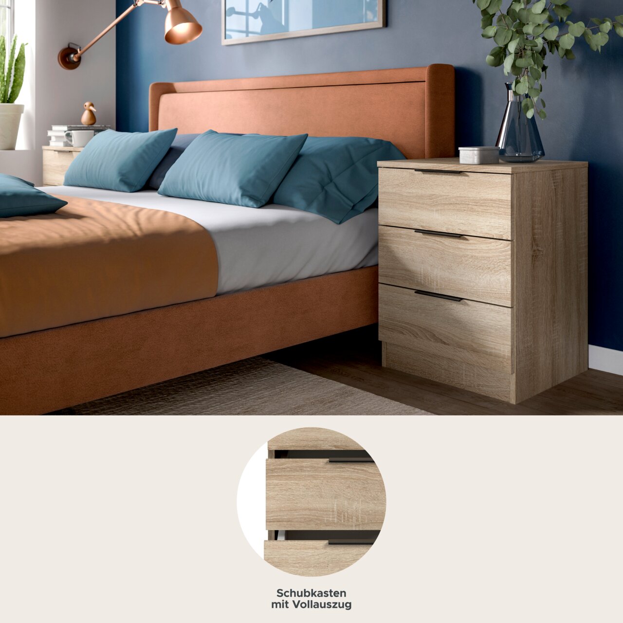 Moderner Nachttisch in heller Holzoptik mit drei Schubladen und schwarzen Griffleisten neben einem Polsterbett, aus schräger Frontansicht im Schlafzimmer