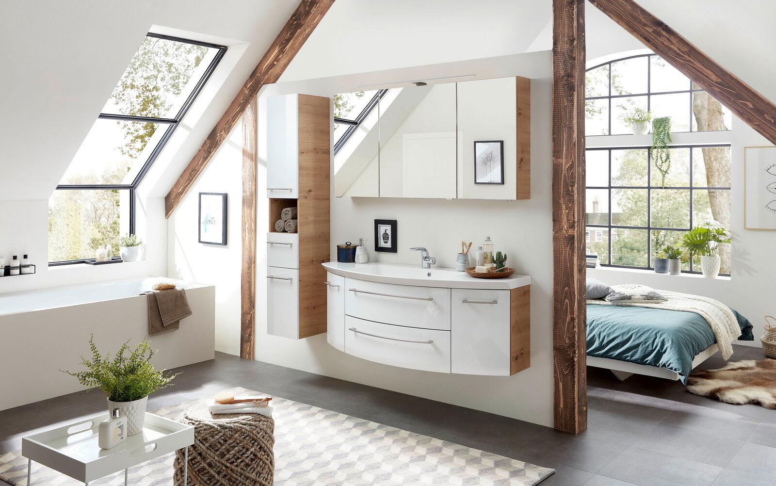 Sadena Badkombination 3-tlg. PLAKA Moderne Badkombination in einem hellen Dachgeschossbad mit Holz- und Weißtönen, bestehend aus einem Waschtisch mit Schubladen und einem Spiegelschrank, seitliche Perspektive.