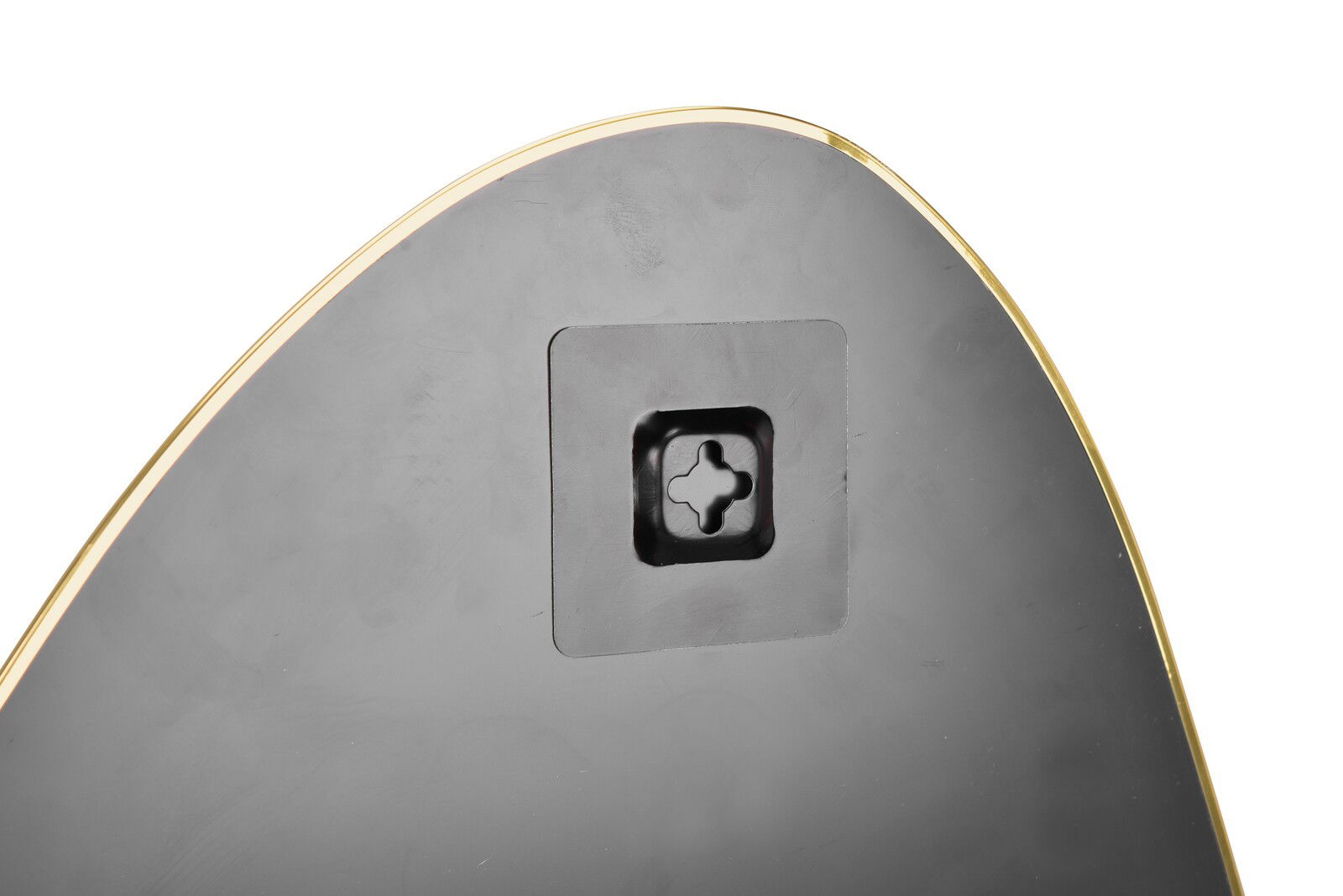 Rückansicht eines Spiegels mit goldfarbenem Rand und Wandhalterung