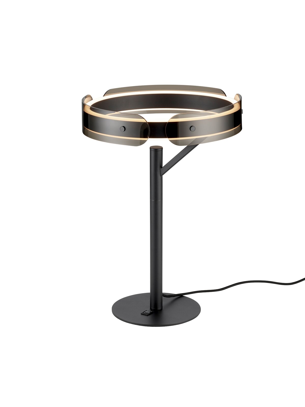Moderne schwarze LED-Tischleuchte mit rundem Ring-Lampenschirm und warmweißem Licht, freigestellt auf weißem Hintergrund, frontal in leichter Seitenansicht von vorn