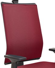 Roter Drehstuhl mit Armlehnen, seitliche Perspektive