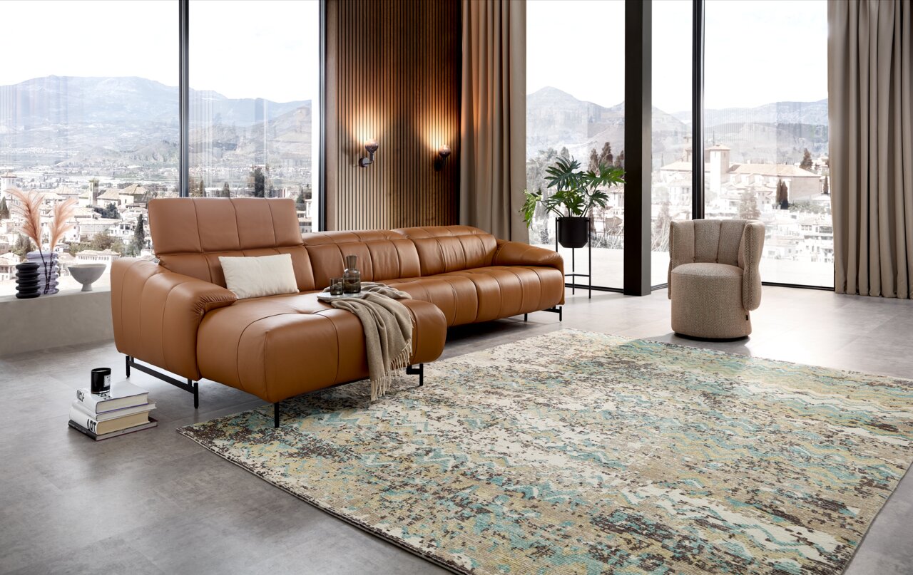 Moderner Sessel Mini in einem eleganten Wohnzimmer mit Panoramafenster, seitliche Perspektive.