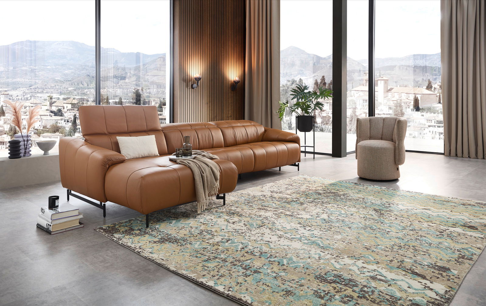 Moderner Sessel Mini in einem eleganten Wohnzimmer mit Panoramafenster, seitliche Perspektive.