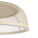 Nahaufnahme einer modernen LED-Deckenleuchte mit einem eleganten, gitterförmigen Design in Beige.