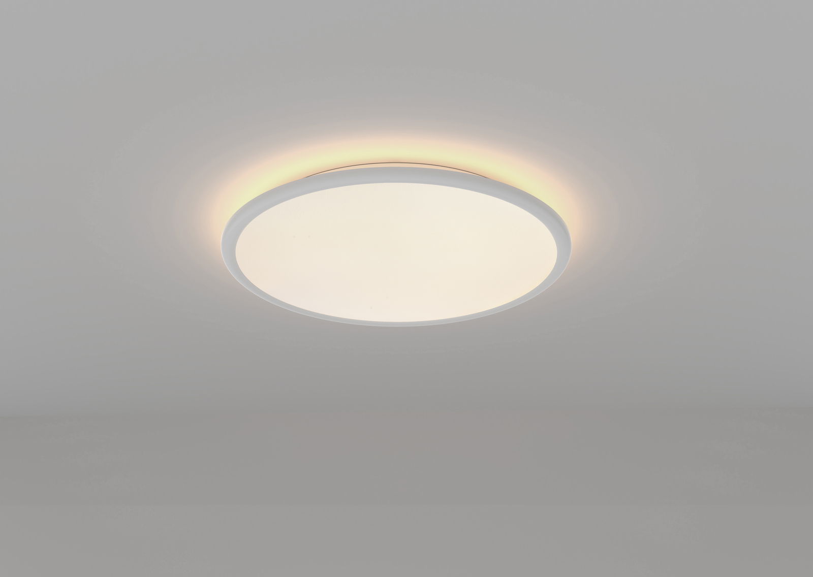 Runde LED-Deckenleuchte mit sanftem, warmweißem Licht, von unten betrachtet.