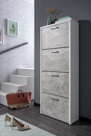 Moderne schoenenrek met vier kleppen in betonlook, zijaanzicht, geplaatst in een stijlvolle hal met decoratie.