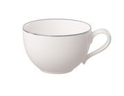 Weiße Kaffeetasse mit elegantem Henkel, seitliche Perspektive