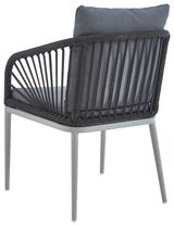 Rückansicht eines modernen Gartenstuhls mit grauem Kissen und geflochtenem Seil-Design auf einem Metallrahmen.