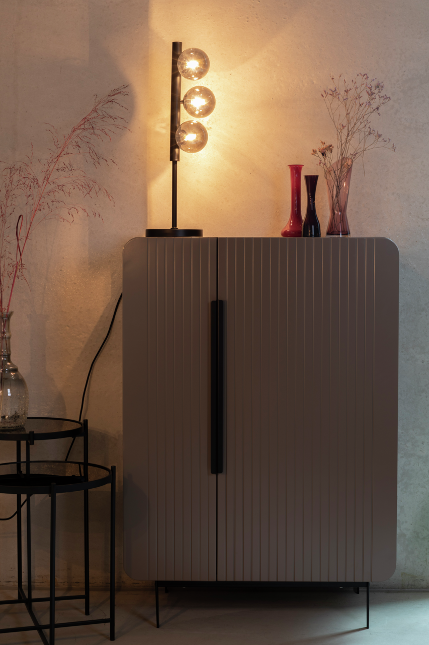 Z2 Tischleuchte MONICA Moderne Tischleuchte mit drei leuchtenden Glaskugeln auf einem schwarzen Ständer, seitliche Perspektive.