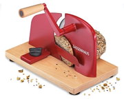 Roter Zassenhaus Brotschneider mit Handkurbel und Holzsockel, schneidet ein Körnerbrot; Perspektive: schräg von vorn links (3/4-Ansicht)