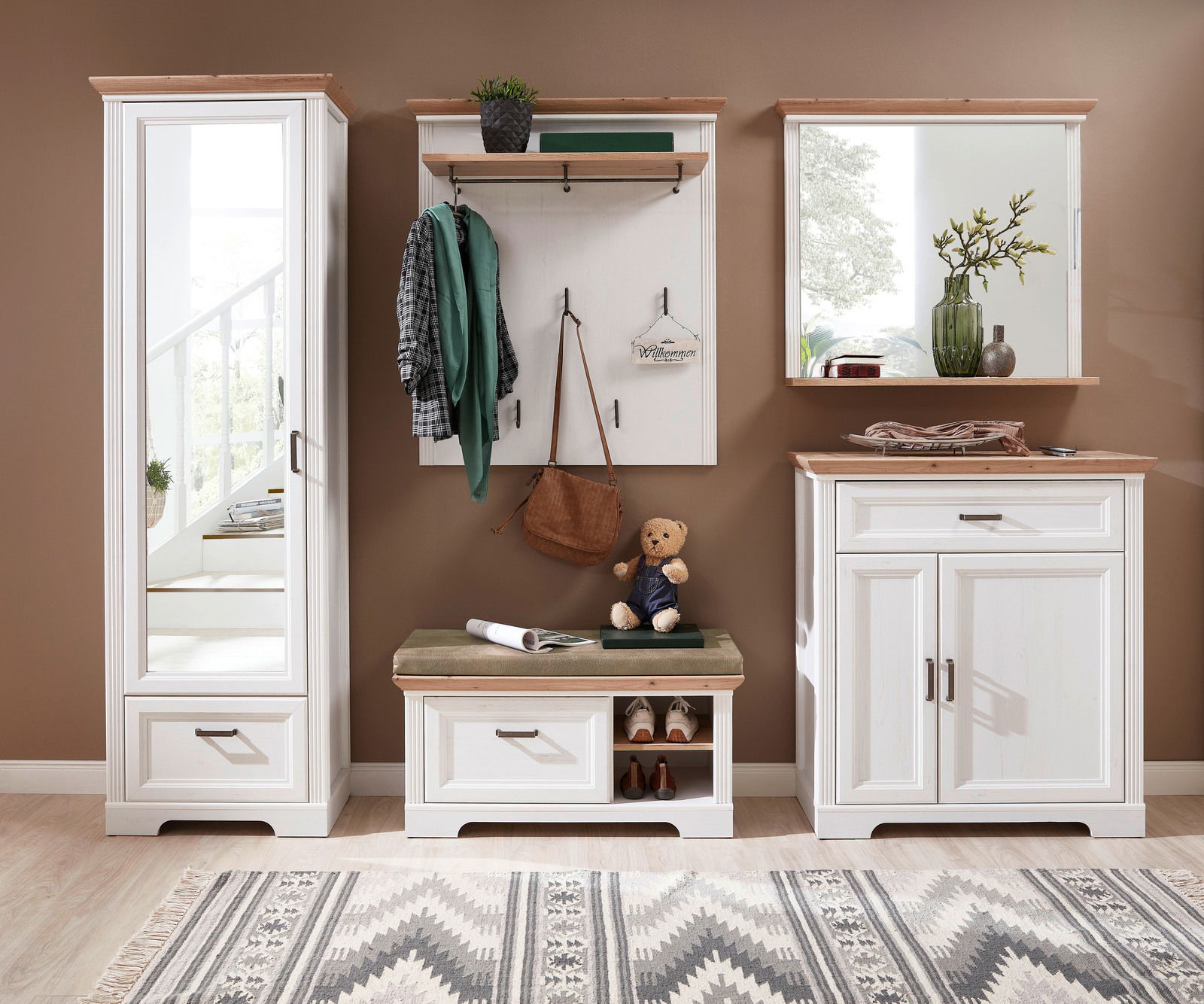 Flur-Set mit weißem Schrank, Spiegel, Garderobe und Schuhbank in einem modernen, gemütlichen Raum, Perspektive von vorne.