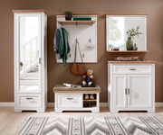 Flur-Set mit weißem Schrank, Spiegel, Garderobe und Schuhbank in einem modernen, gemütlichen Raum, Perspektive von vorne.