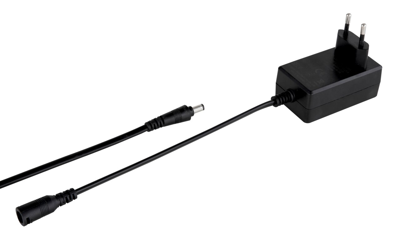 Schwarzes Netzteil mit Kabel und Eurostecker, seitliche Perspektive