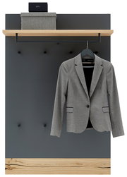 Frontansicht einer modernen Garderobenpaneele in Anthrazit mit Holzablage und schwarzer Kleiderstange, daran hängt ein grauer Blazer auf einem Bügel; oben stehen Boxen auf der Ablage.