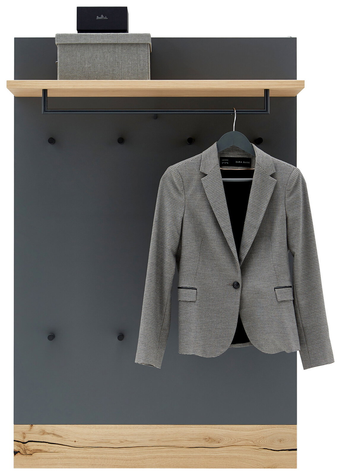 Frontansicht einer modernen Garderobenpaneele in Anthrazit mit Holzablage und schwarzer Kleiderstange, daran hängt ein grauer Blazer auf einem Bügel; oben stehen Boxen auf der Ablage.
