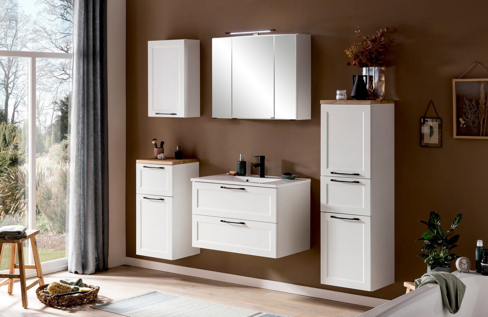 Moderner weißer Spiegelschrank in einem stilvollen Badezimmer, frontal betrachtet.