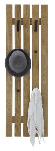 Garderobenpaneel aus Holz mit drei schwarzen Haken, einem grauen Hut und einem weißen Schal, aus der Frontalperspektive.