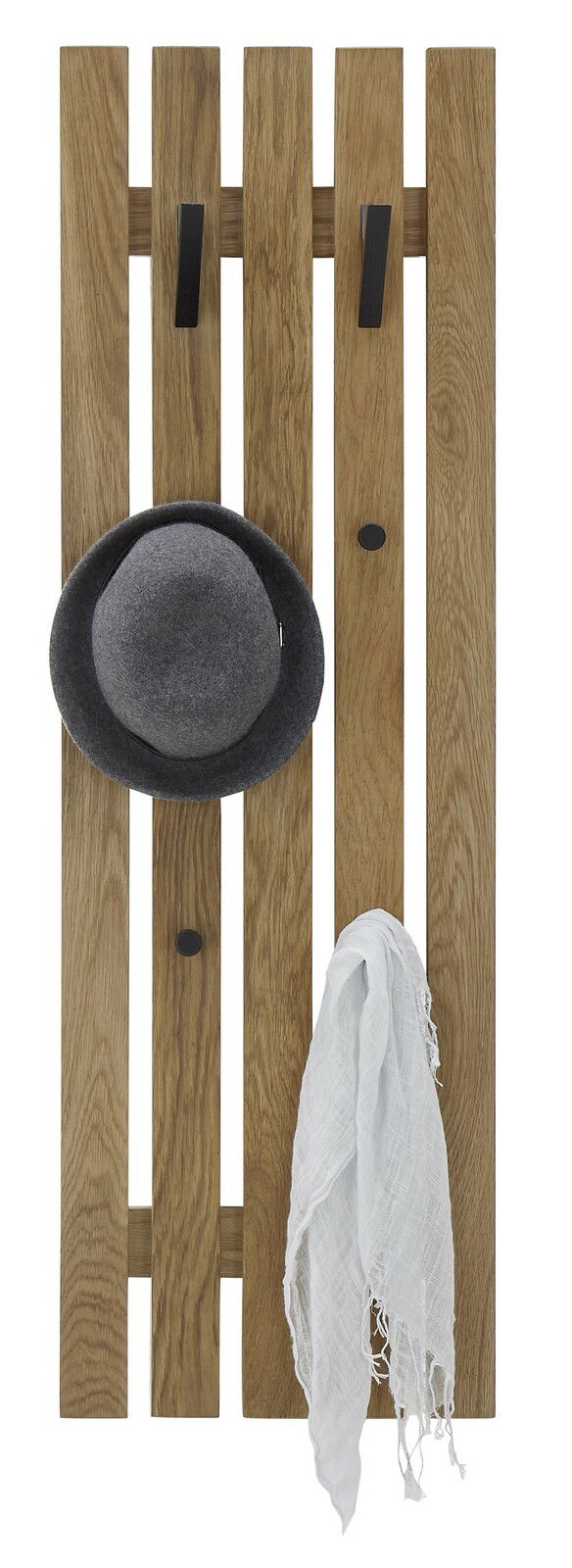Garderobenpaneel aus Holz mit drei schwarzen Haken, einem grauen Hut und einem weißen Schal, aus der Frontalperspektive.