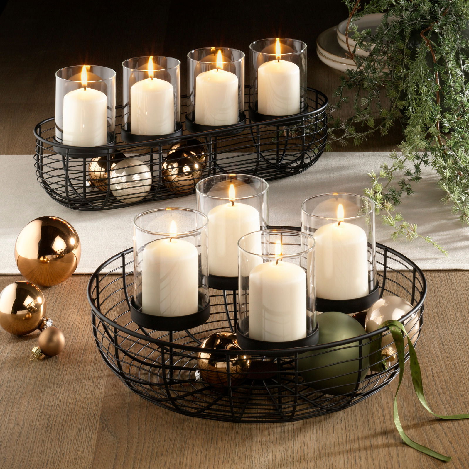 Zurbrüggen Dekokranz X-MAS Dekokranz mit schwarzen Metallrahmen, weißen Kerzen in Glaszylindern und goldenen Kugeln, aus der Vogelperspektive fotografiert.