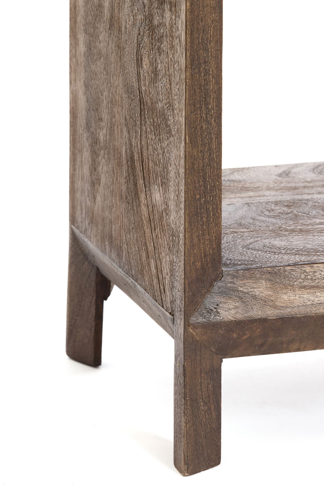 Nahaufnahme eines Standregals aus Holz mit sichtbarer Maserung, Perspektive von unten links.