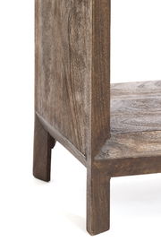 Nahaufnahme eines Standregals aus Holz mit sichtbarer Maserung, Perspektive von unten links.