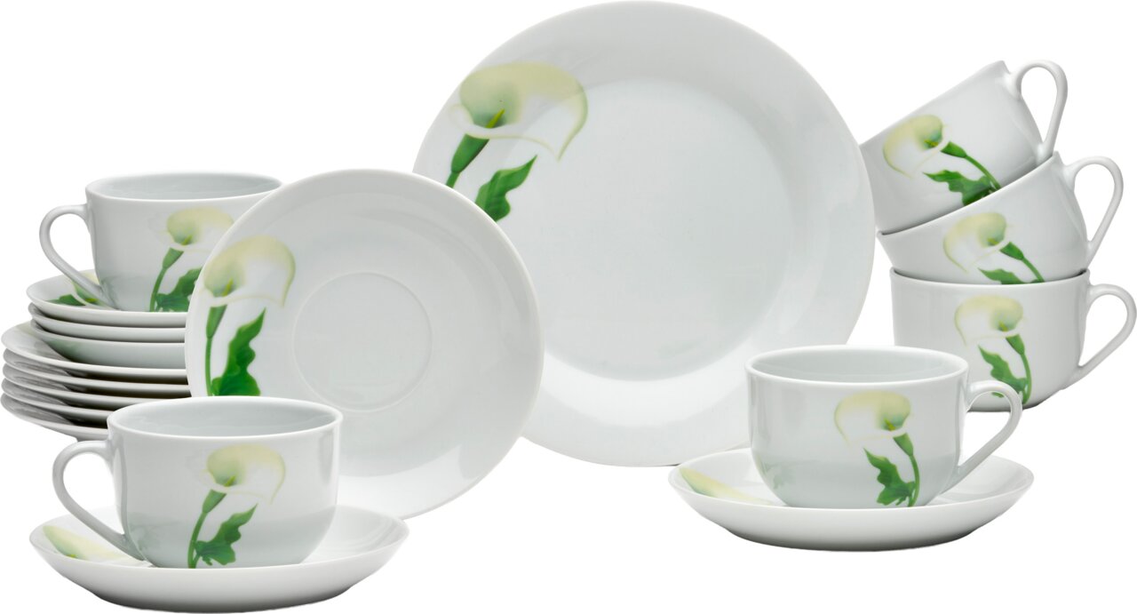 Weißes Porzellan-Kaffeeservice mit Calla-Blumenmotiv in Grün, bestehend aus Tassen mit Untertassen und Tellern, frontal in leichter Schrägansicht auf weißem Hintergrund
