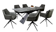 Moderne uitschuifbare eettafel met donkergrijs marmerlook blad en zwart metalen onderstel, omringd door zes grijze draaibare kuipstoelen met zwarte sterpoten, gefotografeerd in schuin vooraanzicht (3/4-perspectief) op witte achtergrond.