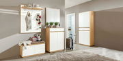 Moderne Garderobeneinrichtung mit Holz- und Weißelementen, bestehend aus Garderobenbank, Schuhschrank, Spiegel und Garderobenpaneel, seitliche Perspektive.