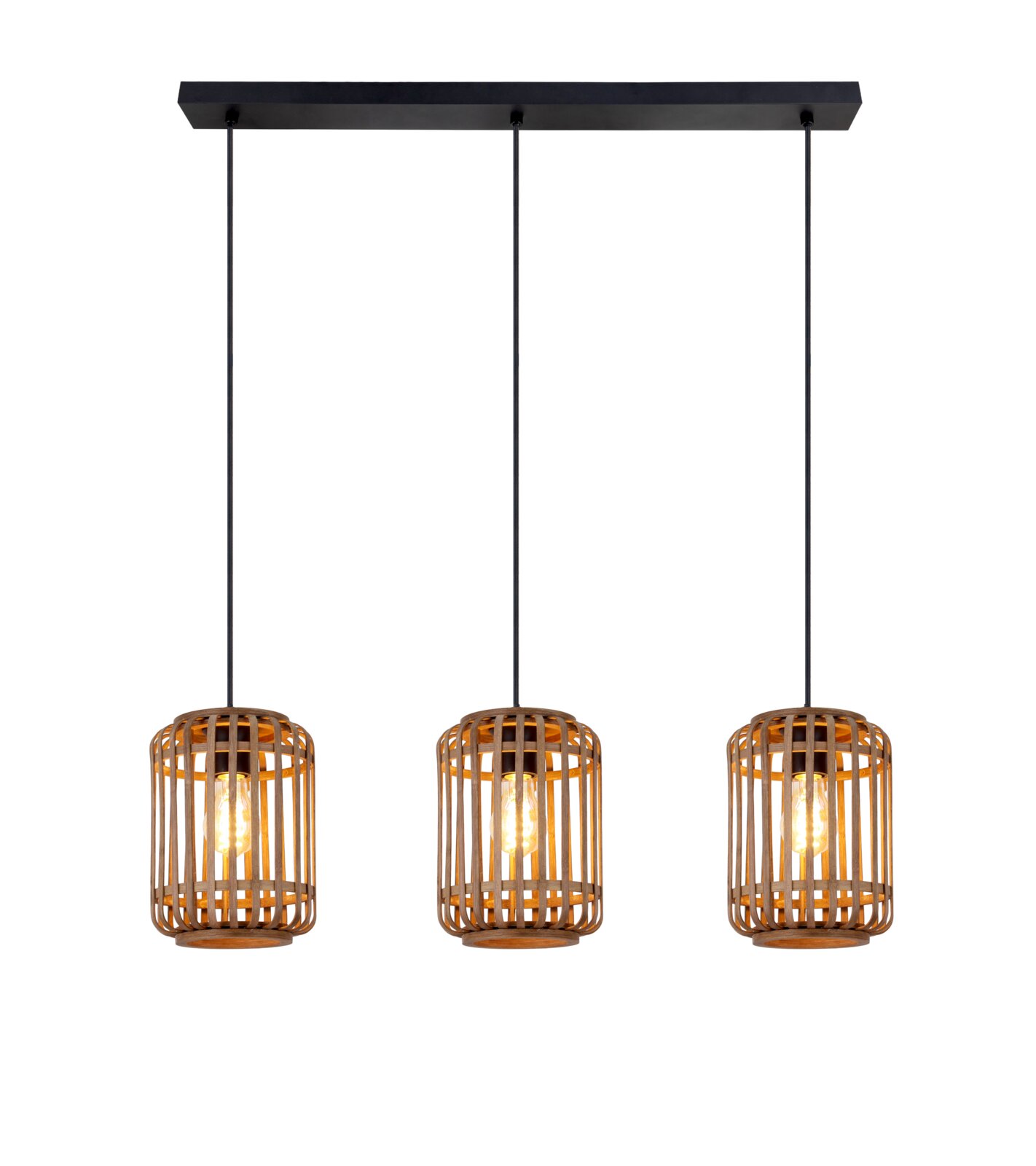 Dreiflammige Pendelleuchte mit schwarzer Deckenleiste und drei zylindrischen Holz-Lamellenschirmen, warm leuchtende Edison-Leuchtmittel, freigestellt auf weißem Hintergrund, Frontansicht