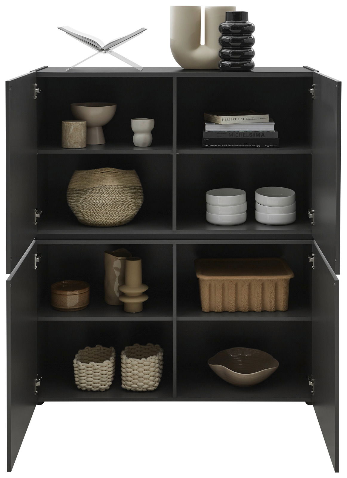 Schwarzes Highboard mit offenen Türen, gefüllt mit dekorativen Objekten wie Vasen, Schalen und Büchern, aus frontaler Perspektive.