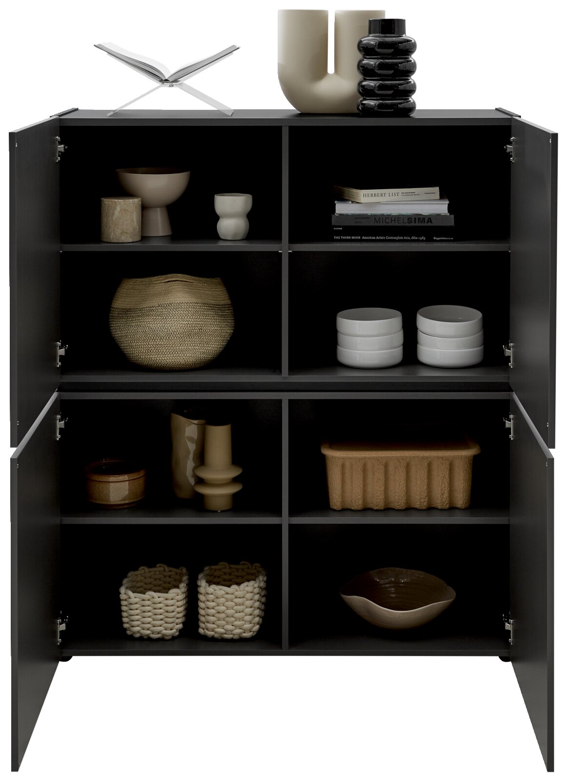 Schwarzes Highboard mit offenen Türen, gefüllt mit dekorativen Objekten wie Vasen, Schalen und Büchern, aus frontaler Perspektive.