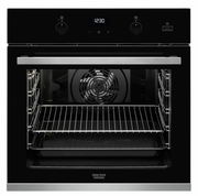Ein moderner Einbaubackofen mit geöffneter Tür, Sicht von vorne, zeigt Innenraum mit Gitterrost und Backblech.
