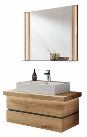 Moderne Badkombination mit Holzoptik, bestehend aus einem rechteckigen Waschbecken mit Unterschrank und einem großen Spiegel mit seitlichen Holzrahmen. Frontalansicht.