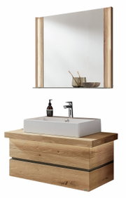 Moderne Badkombination mit Holzoptik, bestehend aus einem rechteckigen Waschbecken mit Unterschrank und einem großen Spiegel mit seitlichen Holzrahmen. Frontalansicht.