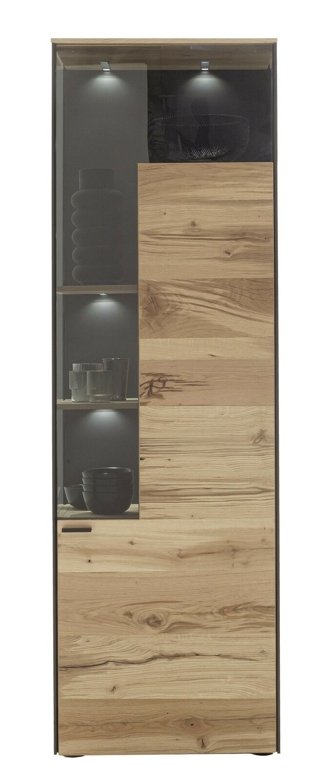Vitrine aus Holz mit Glaselementen, frontal fotografiert. Die linke Seite zeigt beleuchtete Regale mit Geschirr, die rechte Seite ist mit Holz verkleidet.