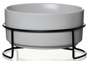 Grauer Napf in einem schwarzen Metallständer, seitliche Perspektive
