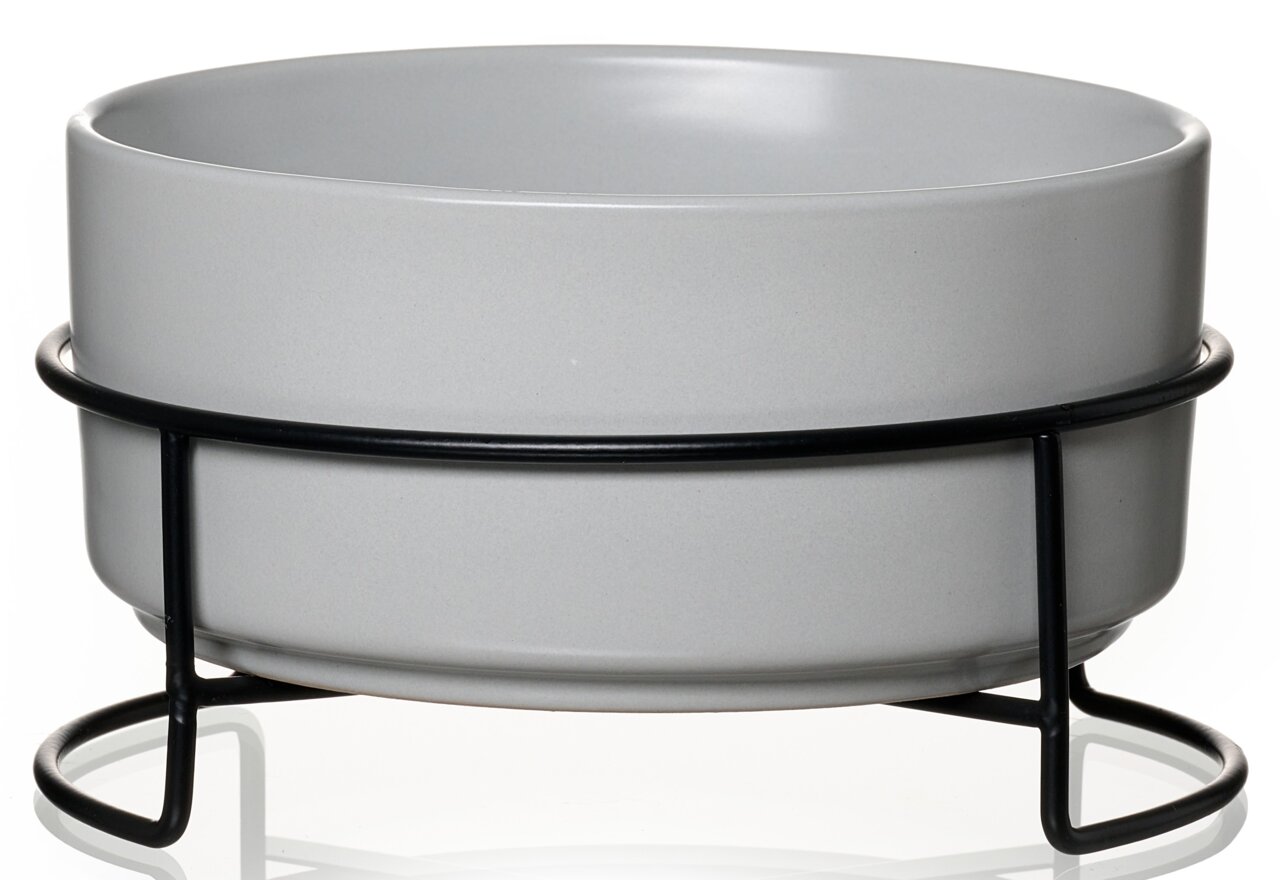 Grauer Napf in einem schwarzen Metallständer, seitliche Perspektive
