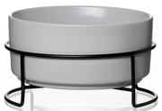 Grauer Napf in einem schwarzen Metallständer, seitliche Perspektive