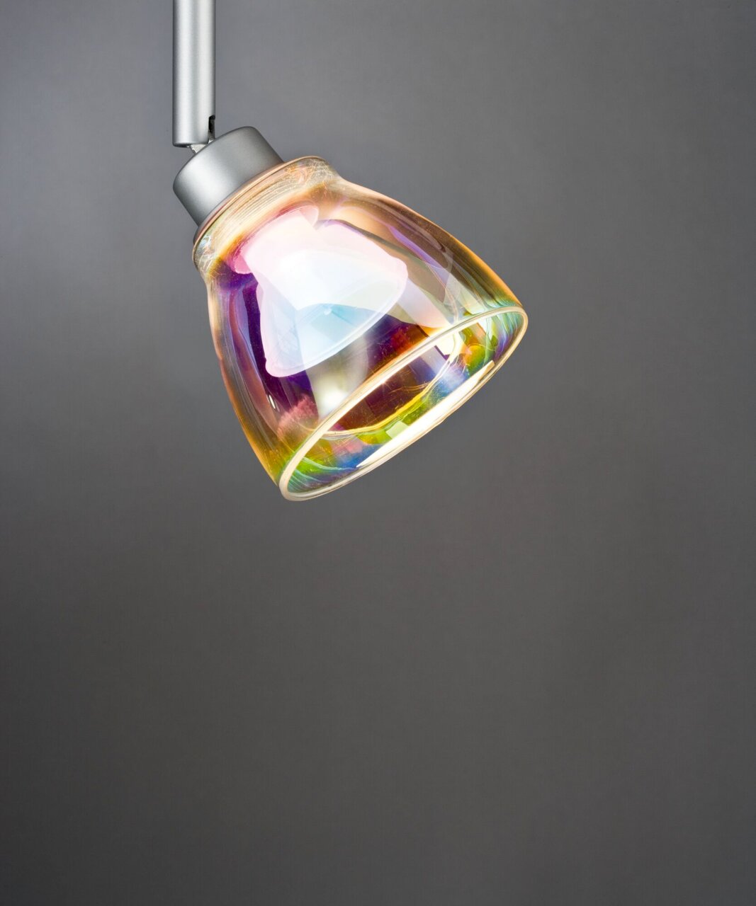 Dekoschirm Wolbi in schräger Perspektive, schillerndes Glasdesign mit metallischer Halterung