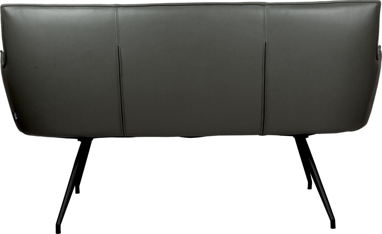 Achterkant van een moderne grijze fauteuil met een gladde kunstleerlook, verticale siernaden en zwarte metalen poten tegen een witte achtergrond
